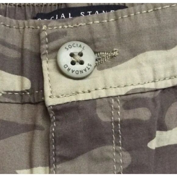 NEW Green Camo Sz Small Stretchy Cotton Cuffed Shorts SOCIAL STANDARDS SANCTUARY - Picture 4 of 9